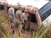 Alguns passageiros ficaram presos no interior do veículo e foram retirados por homens do Corpo de Bombeiros Militar de Alagoas