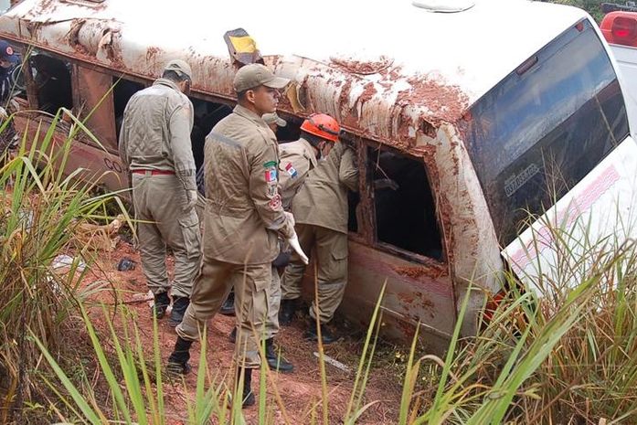 Alguns passageiros ficaram presos no interior do veículo e foram retirados por homens do Corpo de Bombeiros Militar de Alagoas