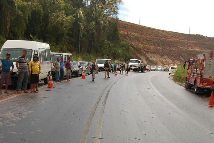 Trânsito no local foi interrompido para que a unidade aérea Arcanjo pudesse pousa e resgatar a vitima mais grave