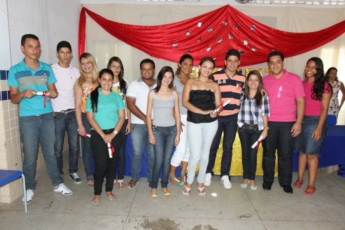 Escola homenageia alunos aprovados no Enem