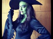 Com blusa justa, Juliana Paes vira 'bruxa má' e  exibe barriga de grávida