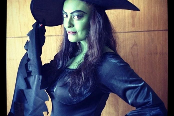 Com blusa justa, Juliana Paes vira 'bruxa má' e exibe barriga de grávida