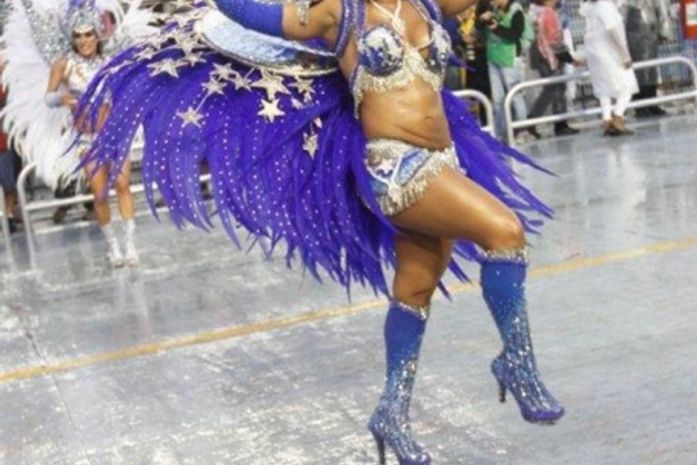 Barriga estranha de mulher de Diogo Nogueira chama atenção na avenida