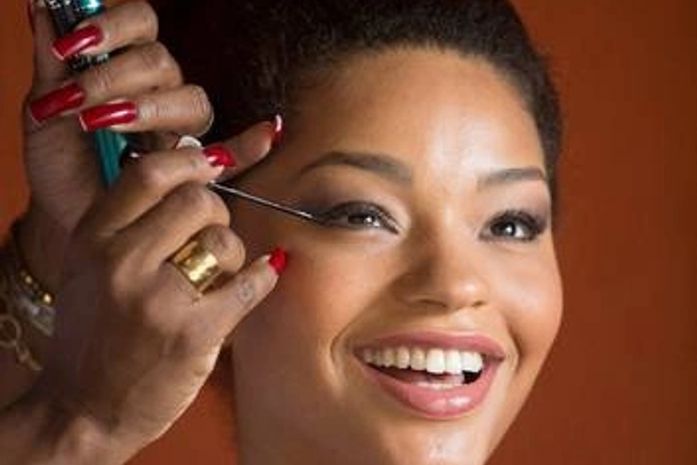 Maquiadora de Juliana Alves ensina a fazer make resistente para a folia