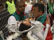 Apresentadora Graciella Carvalho desmaia durante desfile da X-9