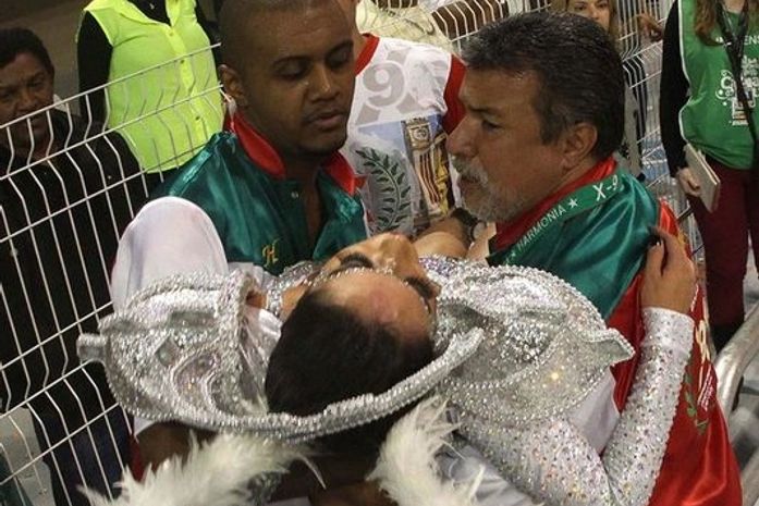 Apresentadora Graciella Carvalho desmaia durante desfile da X-9