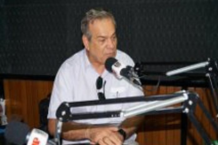 Lessa dando entrevista