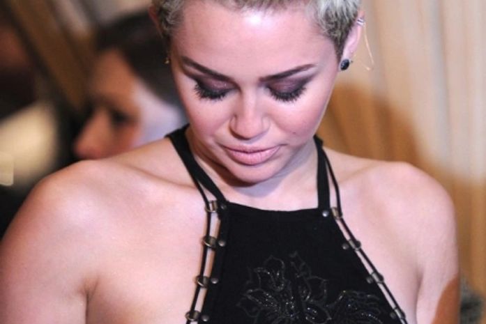 Miley Cyrus é traída por decote e mostra demais