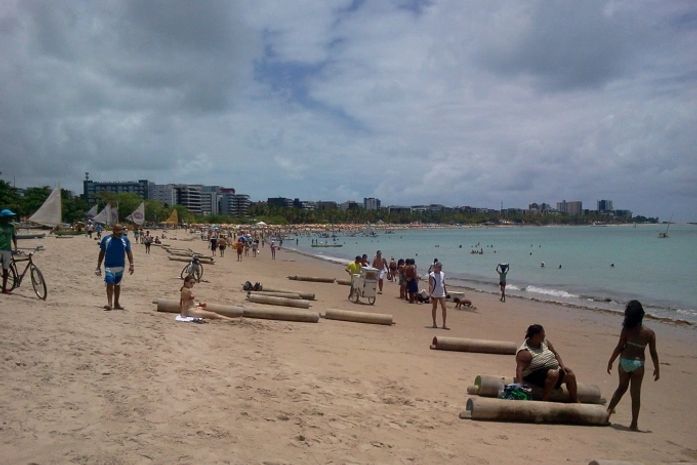Ambulantes comemoram número de foliões nas praias de Maceió