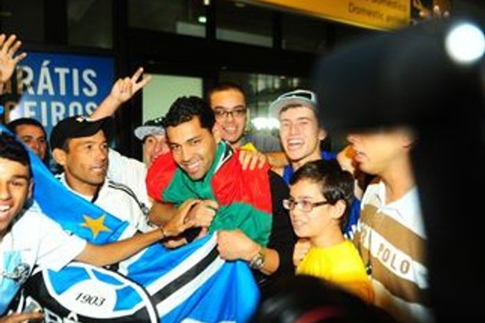André Santos desembarca em Porto Alegre: 'Cheguei para ser campeão'