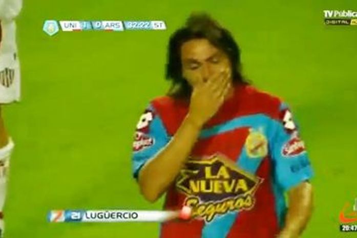 Meia leva beliscão no bumbum,soca adversário e chora