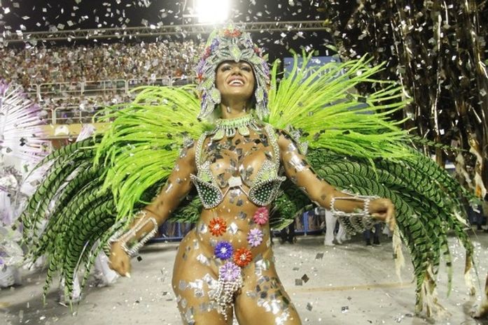 Musa da Mocidade sofre com tapa-sexo na avenida e exibe celulite