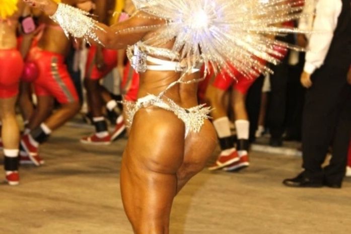 Valesca Popozuda repete bumbum bizarro na Sapucaí: 'Bunda balança'