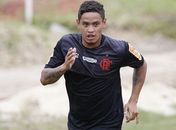 Carlos Eduardo mostra evolução e pode ficar integrado totalmente ao grupo nesta semana