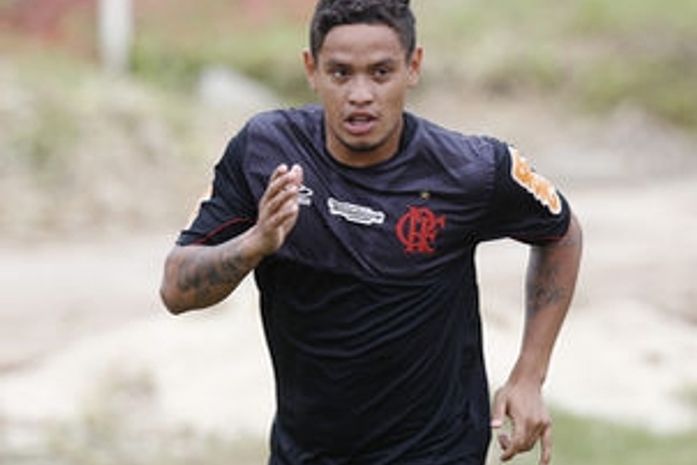 Carlos Eduardo mostra evolução e pode ficar integrado totalmente ao grupo nesta semana
