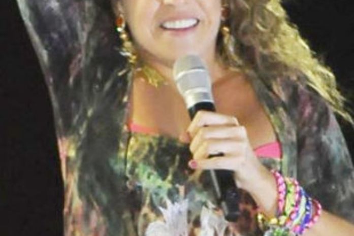 Daniela Mercury é flagrada aos beijos com outra mulher no Carnaval