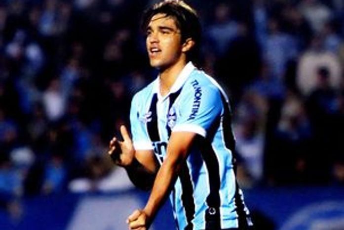 Chance de jogar com Neymar balança Marcelo Moreno, alvo do Santos