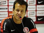 Em sambódromo, Dunga elogia Felipão e critica Mano