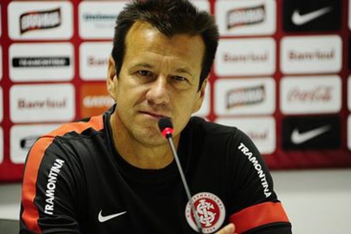 Em sambódromo, Dunga elogia Felipão e critica Mano