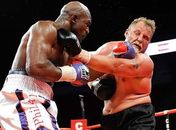 Frans Botha (à direita) é atingido por soco do americano Evander Holyfield durante luta, em 2010