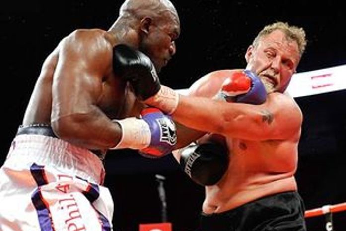 Frans Botha (à direita) é atingido por soco do americano Evander Holyfield durante luta, em 2010