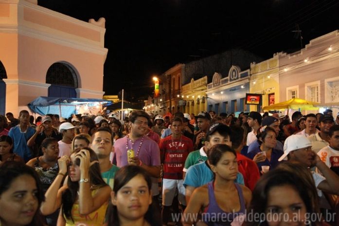 Multidão na rua no carnaval de Marechal Deodoro