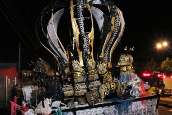 Carro alegórico pega fogo e mata 4 em Santos