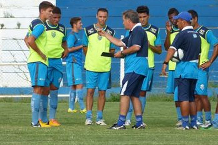 Em seu primeiro dia no CSA, técnico Beto Almeida comanda coletivo