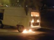 Após furtar equipamentos de som, ladrões ateam fogo em Kombi