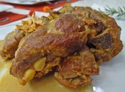 Costelinha de porco ao creme de alho fica uma delícia; experimente!
