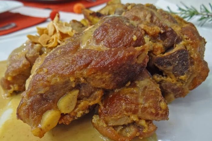 Costelinha de porco ao creme de alho fica uma delícia; experimente!