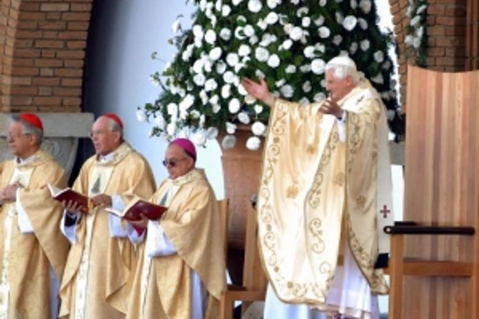 Em primeira aparição após renúncia, papa envia mensagem ao Brasil