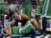 Leandrinho se machuca em jogo da NBA