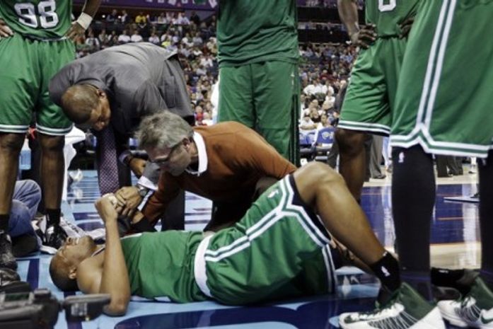 Leandrinho se machuca em jogo da NBA