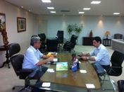 Teotonio despachando com secretário Herbert Motta.