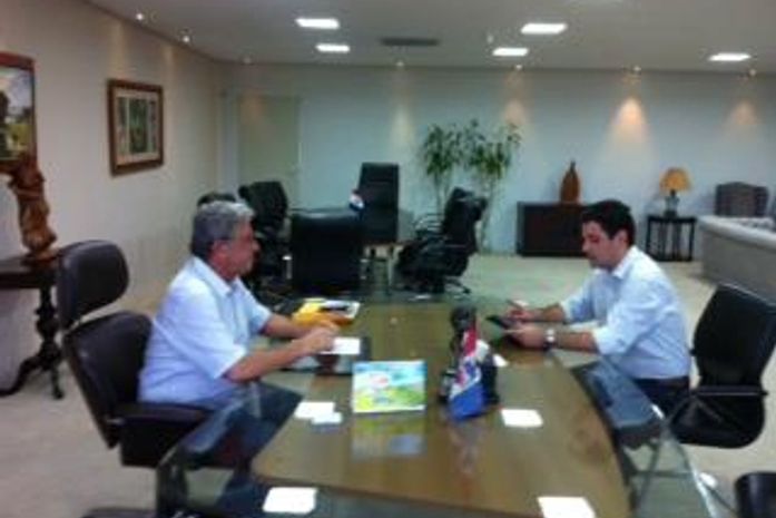 Teotonio despachando com secretário Herbert Motta.