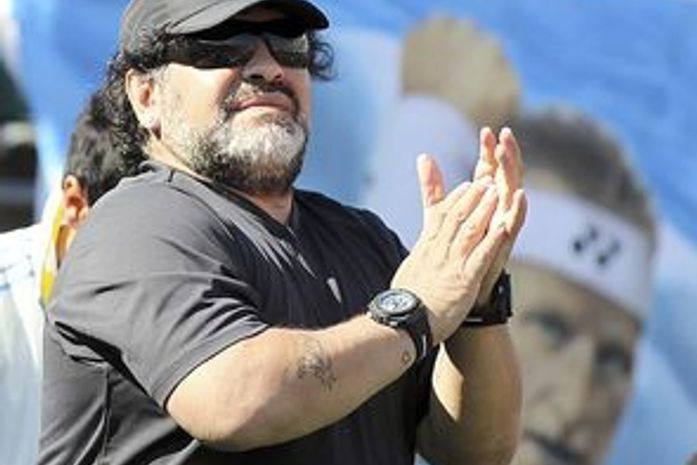 Filho de Maradona processará pai por difamação