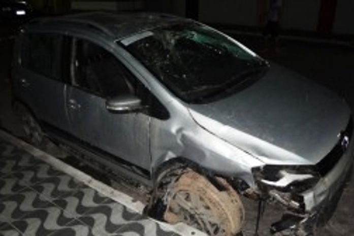 Quadrilha que invadiu salão capota durante a fuga