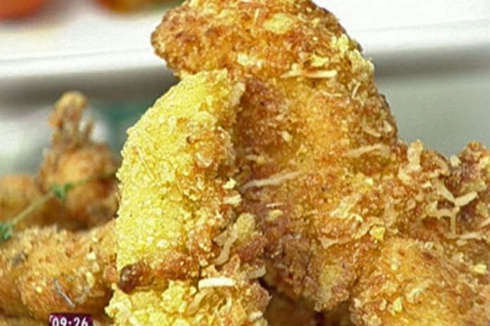 Frango empanado leva iogurte natural e queijo parmesão; anote receita