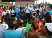 Rui com Jeaninne Pires conversando com o povo