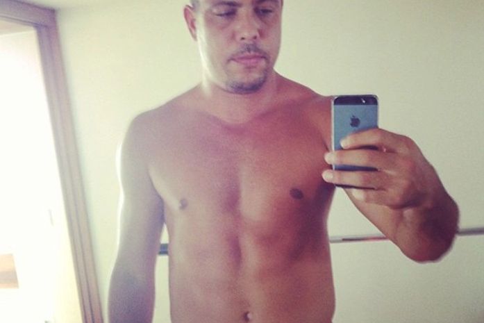 Ronaldo exibe 'tanquinho' enquanto namorada nova mostra curvas de biquíni