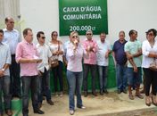 Santana Mariano entrega cisterna