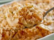 Arroz de bacalhau vai ao forno e fica uma delícia. Experimente a receita