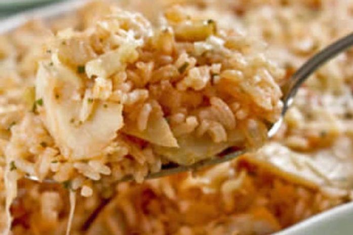 Arroz de bacalhau vai ao forno e fica uma delícia. Experimente a receita