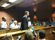 Oscar Pistorius é acusado oficialmente de assassinato premeditado