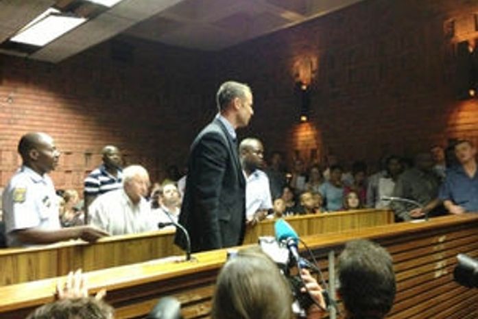 Oscar Pistorius é acusado oficialmente de assassinato premeditado