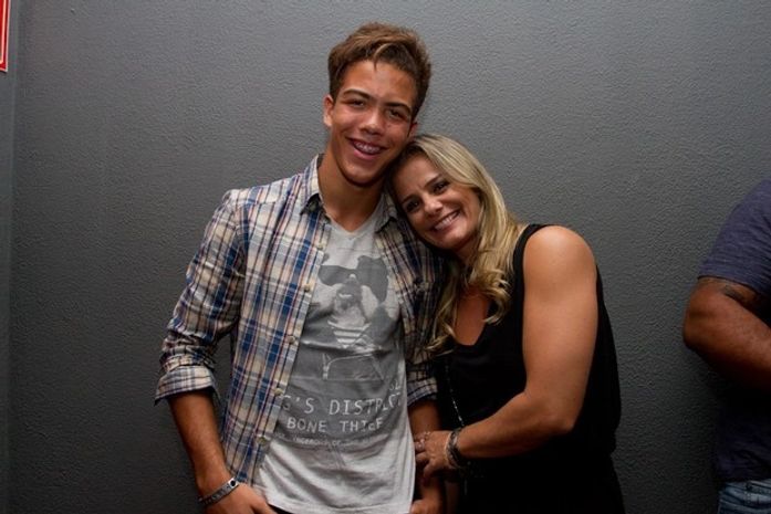 Milene Domingues e o filho Ronald curtem apresentação de Fatboy Slim