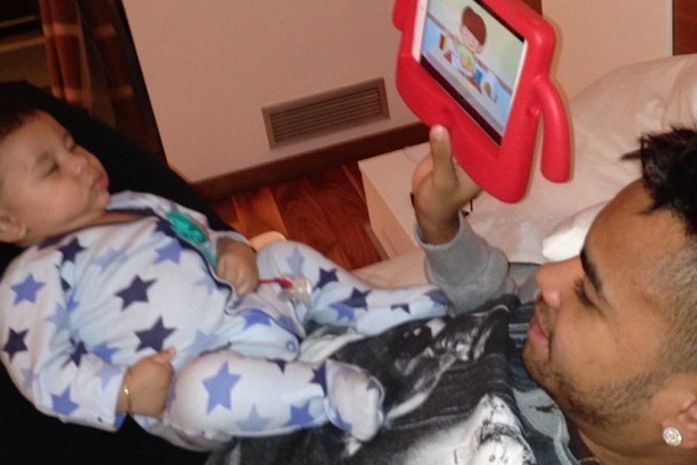 Pai coruja, Dentinho posta foto brincando com o filho