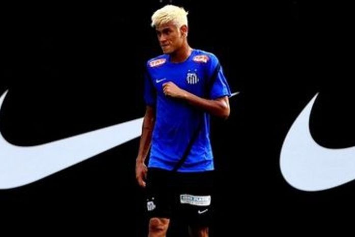 À la Belo, Neymar aparece ainda mais loiro em treino