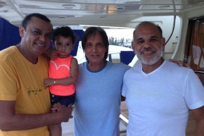 Forrozeiro Frank Aguiar conhece iate do Rei Roberto Carlos em Angra,SP